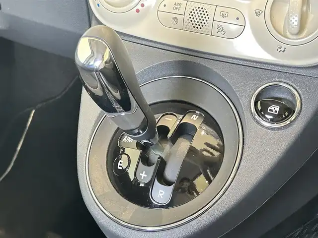 フィアット ５００ 1．2 ポップ 福岡県 2017(平29)年 3.2万km 白 純正ディスプレイオーディオ　/Ｂｌｕｅｔｏｏｔｈ接続　/ＡＵＸ　/ＵＳＢ　/リモコンキー　/ステアリングスイッチ　/アイドリングストップ　/ＭＴモード付ＡＴ　/取扱説明書　/保証書　/スペアキー