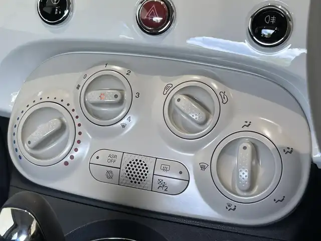 フィアット ５００ 1．2 ポップ 福岡県 2017(平29)年 3.2万km 白 純正ディスプレイオーディオ　/Ｂｌｕｅｔｏｏｔｈ接続　/ＡＵＸ　/ＵＳＢ　/リモコンキー　/ステアリングスイッチ　/アイドリングストップ　/ＭＴモード付ＡＴ　/取扱説明書　/保証書　/スペアキー