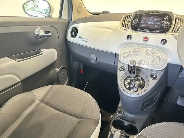 フィアット ５００ 1．2 ポップ 福岡県 2017(平29)年 3.2万km 白 純正ディスプレイオーディオ　/Ｂｌｕｅｔｏｏｔｈ接続　/ＡＵＸ　/ＵＳＢ　/リモコンキー　/ステアリングスイッチ　/アイドリングストップ　/ＭＴモード付ＡＴ　/取扱説明書　/保証書　/スペアキー