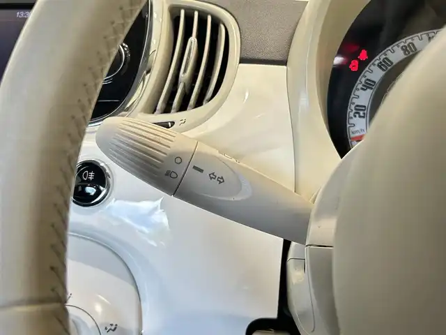 フィアット ５００ 1．2 ポップ 福岡県 2017(平29)年 3.2万km 白 純正ディスプレイオーディオ　/Ｂｌｕｅｔｏｏｔｈ接続　/ＡＵＸ　/ＵＳＢ　/リモコンキー　/ステアリングスイッチ　/アイドリングストップ　/ＭＴモード付ＡＴ　/取扱説明書　/保証書　/スペアキー