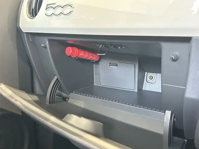 フィアット ５００ 1．2 ポップ 福岡県 2017(平29)年 3.2万km 白 純正ディスプレイオーディオ　/Ｂｌｕｅｔｏｏｔｈ接続　/ＡＵＸ　/ＵＳＢ　/リモコンキー　/ステアリングスイッチ　/アイドリングストップ　/ＭＴモード付ＡＴ　/取扱説明書　/保証書　/スペアキー