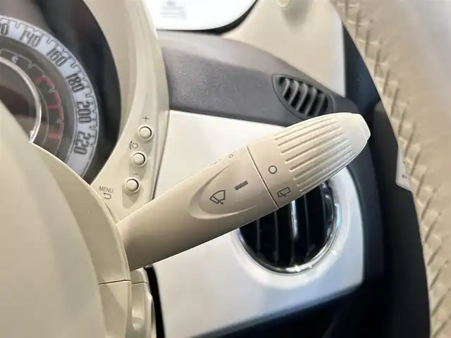 フィアット ５００ 1．2 ポップ 福岡県 2017(平29)年 3.2万km 白 純正ディスプレイオーディオ　/Ｂｌｕｅｔｏｏｔｈ接続　/ＡＵＸ　/ＵＳＢ　/リモコンキー　/ステアリングスイッチ　/アイドリングストップ　/ＭＴモード付ＡＴ　/取扱説明書　/保証書　/スペアキー