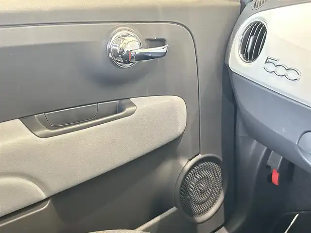 フィアット ５００ 1．2 ポップ 福岡県 2017(平29)年 3.2万km 白 純正ディスプレイオーディオ　/Ｂｌｕｅｔｏｏｔｈ接続　/ＡＵＸ　/ＵＳＢ　/リモコンキー　/ステアリングスイッチ　/アイドリングストップ　/ＭＴモード付ＡＴ　/取扱説明書　/保証書　/スペアキー