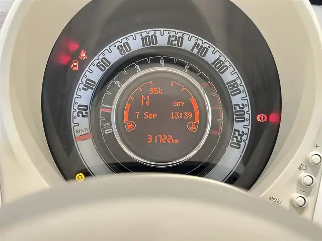 フィアット ５００ 1．2 ポップ 福岡県 2017(平29)年 3.2万km 白 純正ディスプレイオーディオ　/Ｂｌｕｅｔｏｏｔｈ接続　/ＡＵＸ　/ＵＳＢ　/リモコンキー　/ステアリングスイッチ　/アイドリングストップ　/ＭＴモード付ＡＴ　/取扱説明書　/保証書　/スペアキー