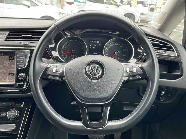 フォルクスワーゲン ゴルフ トゥーラン TSI ハイライン 愛知県 2017(平29)年 8.6万km ピュアホワイト ACC/メーカーナビ/バックカメラ/シートヒーター/ブレーキホールド/ＥＴＣ/ＵＳＢ入力端子/スタッドレスタイヤ４本積載/保証書/取扱説明書