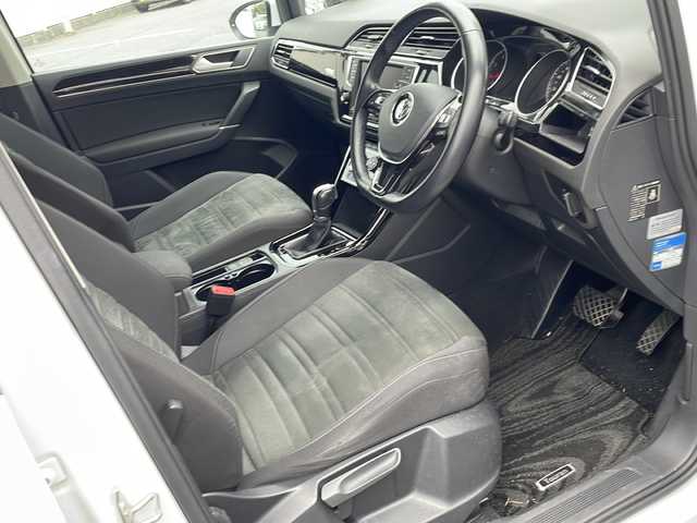 フォルクスワーゲン ゴルフ トゥーラン TSI ハイライン 愛知県 2017(平29)年 8.6万km ピュアホワイト ACC/メーカーナビ/バックカメラ/シートヒーター/ブレーキホールド/ＥＴＣ/ＵＳＢ入力端子/スタッドレスタイヤ４本積載/保証書/取扱説明書
