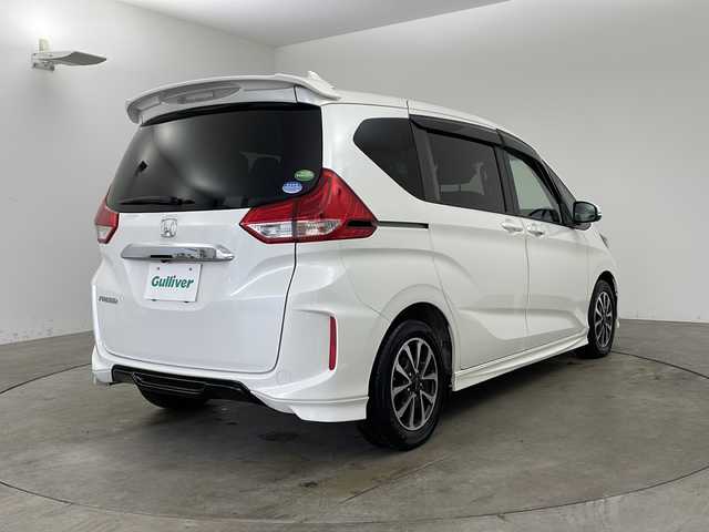 ホンダ フリード G ホンダセンシング 兵庫県 2019(令1)年 2.9万km ホワイトオーキッドパール ・純正ナビ/・Bluetooth/CD/DVD/SD/USBフルセグテレビ/・バックカメラ/・ホンダセンシング/・衝突軽減ブレーキ/・レーダークルーズコントロール/・先行車発進お知らせ機能/・路外逸脱抑制機能/・レーンキープアシスト/・標識認識機能/・自動ドアロック連動機能/・自動ドアアンロック連動機能/・横滑り防止装置/・アイドリングストップ/・純正フロアマット/・モデューロ製15インチアルミホイール/・モデリスタエアロ/・LEDオートライト/・純正前後ドライブレコーダー/・純正ビルトインETC/・スマートキー/・サーモスメーター/・ハイグロメーター