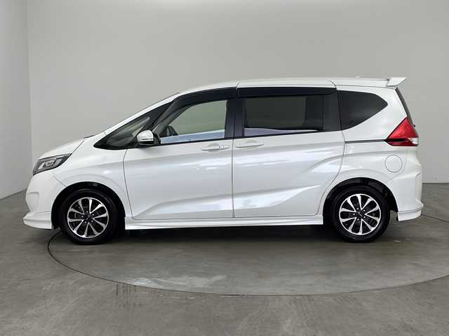 ホンダ フリード G ホンダセンシング 兵庫県 2019(令1)年 2.9万km ホワイトオーキッドパール ・純正ナビ/・Bluetooth/CD/DVD/SD/USBフルセグテレビ/・バックカメラ/・ホンダセンシング/・衝突軽減ブレーキ/・レーダークルーズコントロール/・先行車発進お知らせ機能/・路外逸脱抑制機能/・レーンキープアシスト/・標識認識機能/・自動ドアロック連動機能/・自動ドアアンロック連動機能/・横滑り防止装置/・アイドリングストップ/・純正フロアマット/・モデューロ製15インチアルミホイール/・モデリスタエアロ/・LEDオートライト/・純正前後ドライブレコーダー/・純正ビルトインETC/・スマートキー/・サーモスメーター/・ハイグロメーター