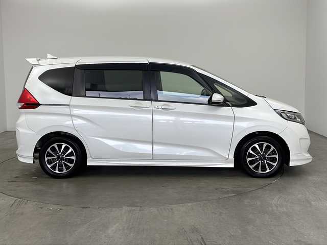 ホンダ フリード G ホンダセンシング 兵庫県 2019(令1)年 2.9万km ホワイトオーキッドパール ・純正ナビ/・Bluetooth/CD/DVD/SD/USBフルセグテレビ/・バックカメラ/・ホンダセンシング/・衝突軽減ブレーキ/・レーダークルーズコントロール/・先行車発進お知らせ機能/・路外逸脱抑制機能/・レーンキープアシスト/・標識認識機能/・自動ドアロック連動機能/・自動ドアアンロック連動機能/・横滑り防止装置/・アイドリングストップ/・純正フロアマット/・モデューロ製15インチアルミホイール/・モデリスタエアロ/・LEDオートライト/・純正前後ドライブレコーダー/・純正ビルトインETC/・スマートキー/・サーモスメーター/・ハイグロメーター
