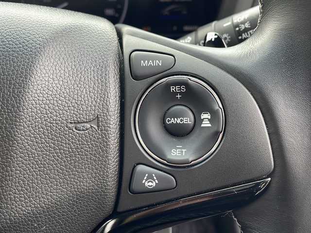 ホンダ ヴェゼル ハイブリッド Z ホンダセンシング 岩手県 2018(平30)年 8.5万km プラチナホワイトパール 4WD/純正8インチナビ(CD/DVD/ラジオ/USB/BT)/フルセグテレビ/バックカメラ/寒冷地仕様/前席シートヒーター/ハーフレザーシート/ビルトインETC/パドルシフト/衝突被害軽減ブレーキ/車線逸脱防止機能/レーダークルーズコントロール/車両接近通報機能/横滑り防止機能/スマートキー(×2)/ステアリングスイッチ/プッシュスタート/LEDヘッドライト/フォグランプ/純正17inアルミホイール/純正フロアマット/純正トノカバー/ドアバイザー/取説＆保証書