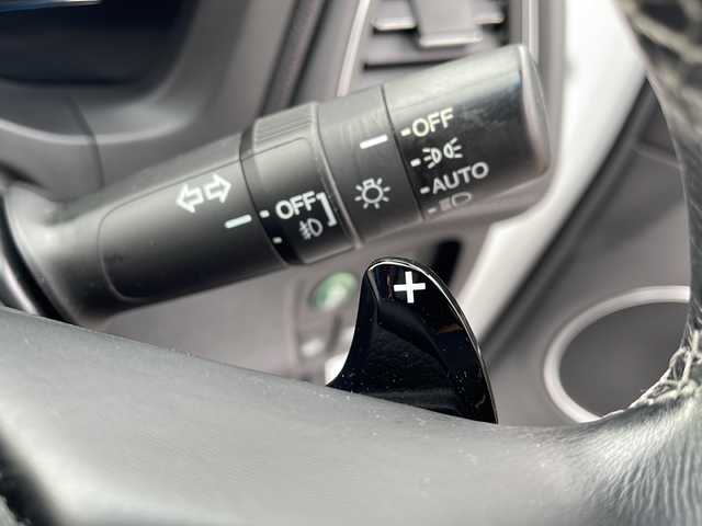 ホンダ ヴェゼル ハイブリッド Z ホンダセンシング 岩手県 2018(平30)年 8.5万km プラチナホワイトパール 4WD/純正8インチナビ(CD/DVD/ラジオ/USB/BT)/フルセグテレビ/バックカメラ/寒冷地仕様/前席シートヒーター/ハーフレザーシート/ビルトインETC/パドルシフト/衝突被害軽減ブレーキ/車線逸脱防止機能/レーダークルーズコントロール/車両接近通報機能/横滑り防止機能/スマートキー(×2)/ステアリングスイッチ/プッシュスタート/LEDヘッドライト/フォグランプ/純正17inアルミホイール/純正フロアマット/純正トノカバー/ドアバイザー/取説＆保証書