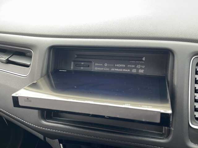 ホンダ ヴェゼル ハイブリッド Z ホンダセンシング 岩手県 2018(平30)年 8.5万km プラチナホワイトパール 4WD/純正8インチナビ(CD/DVD/ラジオ/USB/BT)/フルセグテレビ/バックカメラ/寒冷地仕様/前席シートヒーター/ハーフレザーシート/ビルトインETC/パドルシフト/衝突被害軽減ブレーキ/車線逸脱防止機能/レーダークルーズコントロール/車両接近通報機能/横滑り防止機能/スマートキー(×2)/ステアリングスイッチ/プッシュスタート/LEDヘッドライト/フォグランプ/純正17inアルミホイール/純正フロアマット/純正トノカバー/ドアバイザー/取説＆保証書