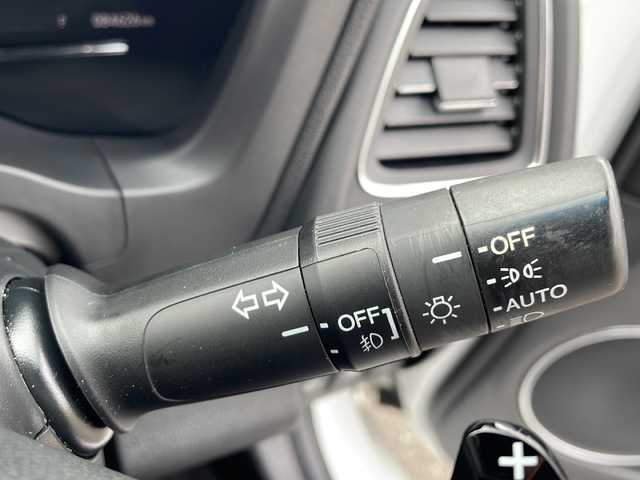 ホンダ ヴェゼル ハイブリッド Z ホンダセンシング 岩手県 2018(平30)年 8.5万km プラチナホワイトパール 4WD/純正8インチナビ(CD/DVD/ラジオ/USB/BT)/フルセグテレビ/バックカメラ/寒冷地仕様/前席シートヒーター/ハーフレザーシート/ビルトインETC/パドルシフト/衝突被害軽減ブレーキ/車線逸脱防止機能/レーダークルーズコントロール/車両接近通報機能/横滑り防止機能/スマートキー(×2)/ステアリングスイッチ/プッシュスタート/LEDヘッドライト/フォグランプ/純正17inアルミホイール/純正フロアマット/純正トノカバー/ドアバイザー/取説＆保証書