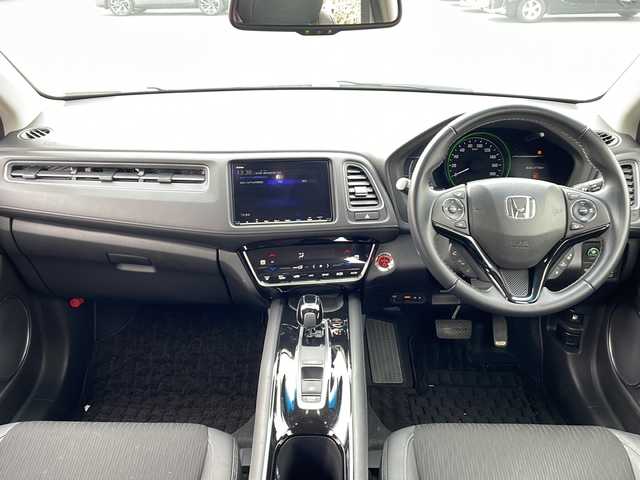 ホンダ ヴェゼル ハイブリッド Z ホンダセンシング 岩手県 2018(平30)年 8.5万km プラチナホワイトパール 4WD/純正8インチナビ(CD/DVD/ラジオ/USB/BT)/フルセグテレビ/バックカメラ/寒冷地仕様/前席シートヒーター/ハーフレザーシート/ビルトインETC/パドルシフト/衝突被害軽減ブレーキ/車線逸脱防止機能/レーダークルーズコントロール/車両接近通報機能/横滑り防止機能/スマートキー(×2)/ステアリングスイッチ/プッシュスタート/LEDヘッドライト/フォグランプ/純正17inアルミホイール/純正フロアマット/純正トノカバー/ドアバイザー/取説＆保証書