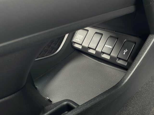 ホンダ ヴェゼル ハイブリッド Z ホンダセンシング 岩手県 2018(平30)年 8.5万km プラチナホワイトパール 4WD/純正8インチナビ(CD/DVD/ラジオ/USB/BT)/フルセグテレビ/バックカメラ/寒冷地仕様/前席シートヒーター/ハーフレザーシート/ビルトインETC/パドルシフト/衝突被害軽減ブレーキ/車線逸脱防止機能/レーダークルーズコントロール/車両接近通報機能/横滑り防止機能/スマートキー(×2)/ステアリングスイッチ/プッシュスタート/LEDヘッドライト/フォグランプ/純正17inアルミホイール/純正フロアマット/純正トノカバー/ドアバイザー/取説＆保証書