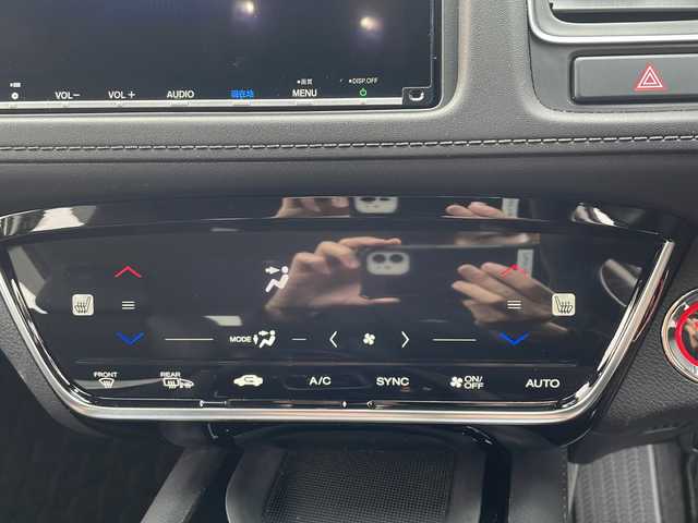 ホンダ ヴェゼル ハイブリッド Z ホンダセンシング 岩手県 2018(平30)年 8.5万km プラチナホワイトパール 4WD/純正8インチナビ(CD/DVD/ラジオ/USB/BT)/フルセグテレビ/バックカメラ/寒冷地仕様/前席シートヒーター/ハーフレザーシート/ビルトインETC/パドルシフト/衝突被害軽減ブレーキ/車線逸脱防止機能/レーダークルーズコントロール/車両接近通報機能/横滑り防止機能/スマートキー(×2)/ステアリングスイッチ/プッシュスタート/LEDヘッドライト/フォグランプ/純正17inアルミホイール/純正フロアマット/純正トノカバー/ドアバイザー/取説＆保証書