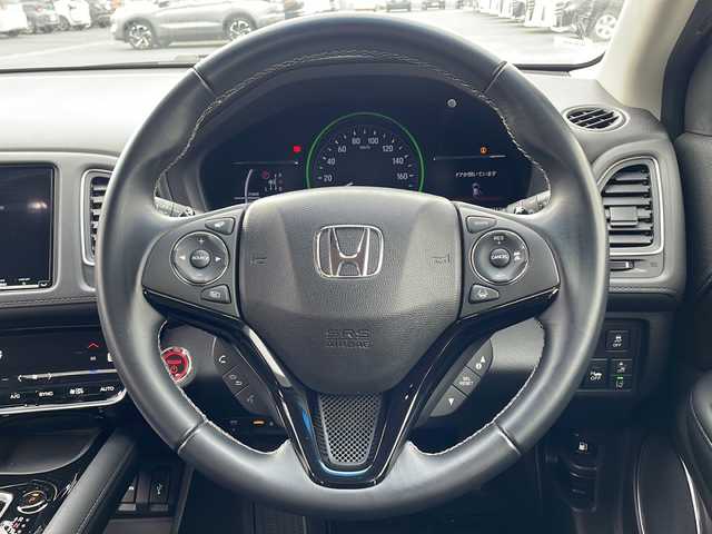 ホンダ ヴェゼル ハイブリッド Z ホンダセンシング 岩手県 2018(平30)年 8.5万km プラチナホワイトパール 4WD/純正8インチナビ(CD/DVD/ラジオ/USB/BT)/フルセグテレビ/バックカメラ/寒冷地仕様/前席シートヒーター/ハーフレザーシート/ビルトインETC/パドルシフト/衝突被害軽減ブレーキ/車線逸脱防止機能/レーダークルーズコントロール/車両接近通報機能/横滑り防止機能/スマートキー(×2)/ステアリングスイッチ/プッシュスタート/LEDヘッドライト/フォグランプ/純正17inアルミホイール/純正フロアマット/純正トノカバー/ドアバイザー/取説＆保証書