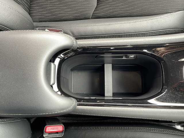 ホンダ ヴェゼル ハイブリッド Z ホンダセンシング 岩手県 2018(平30)年 8.5万km プラチナホワイトパール 4WD/純正8インチナビ(CD/DVD/ラジオ/USB/BT)/フルセグテレビ/バックカメラ/寒冷地仕様/前席シートヒーター/ハーフレザーシート/ビルトインETC/パドルシフト/衝突被害軽減ブレーキ/車線逸脱防止機能/レーダークルーズコントロール/車両接近通報機能/横滑り防止機能/スマートキー(×2)/ステアリングスイッチ/プッシュスタート/LEDヘッドライト/フォグランプ/純正17inアルミホイール/純正フロアマット/純正トノカバー/ドアバイザー/取説＆保証書