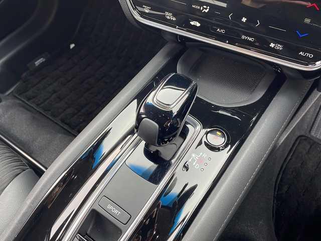 ホンダ ヴェゼル ハイブリッド Z ホンダセンシング 岩手県 2018(平30)年 8.5万km プラチナホワイトパール 4WD/純正8インチナビ(CD/DVD/ラジオ/USB/BT)/フルセグテレビ/バックカメラ/寒冷地仕様/前席シートヒーター/ハーフレザーシート/ビルトインETC/パドルシフト/衝突被害軽減ブレーキ/車線逸脱防止機能/レーダークルーズコントロール/車両接近通報機能/横滑り防止機能/スマートキー(×2)/ステアリングスイッチ/プッシュスタート/LEDヘッドライト/フォグランプ/純正17inアルミホイール/純正フロアマット/純正トノカバー/ドアバイザー/取説＆保証書