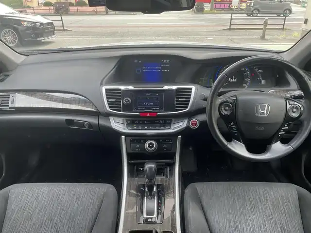 ホンダ アコード ハイブリッド LX 福岡県 2013(平25)年 12.3万km ホワイトオーキッドパール 純正ディーラーナビ/・Bluetooth/・フルセグTV/・CD/DVD/・AM/FM/・USB/・AUX/クルーズコントロール/ハンズフリー/横滑り防止システム/オートライト/フォグランプ/電動格納ミラー/パワーシート（D/N）/ビルトインETC/ドライブレコーダー前後/EVモード/純正フロアマット/社外アルミホイール/保証書/取扱説明書/スペアキー×１/プッシュスタート