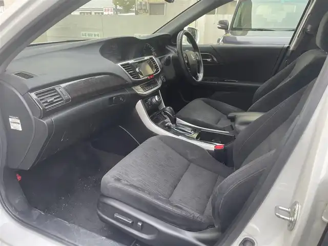 ホンダ アコード ハイブリッド LX 福岡県 2013(平25)年 12.3万km ホワイトオーキッドパール 純正ディーラーナビ/・Bluetooth/・フルセグTV/・CD/DVD/・AM/FM/・USB/・AUX/クルーズコントロール/ハンズフリー/横滑り防止システム/オートライト/フォグランプ/電動格納ミラー/パワーシート（D/N）/ビルトインETC/ドライブレコーダー前後/EVモード/純正フロアマット/社外アルミホイール/保証書/取扱説明書/スペアキー×１/プッシュスタート