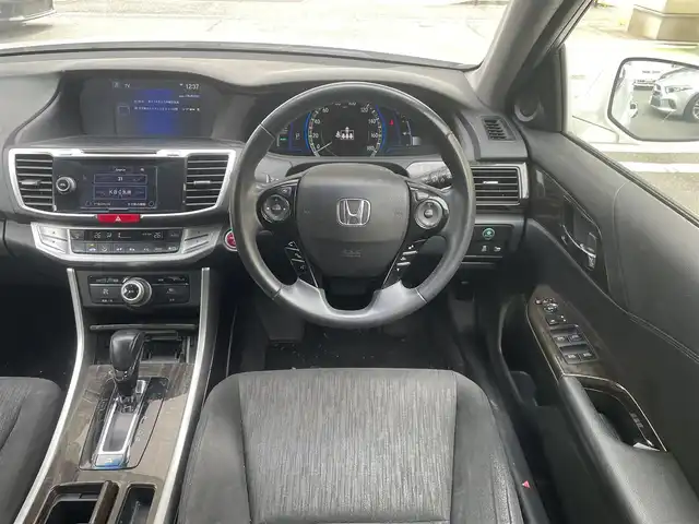 ホンダ アコード ハイブリッド LX 福岡県 2013(平25)年 12.3万km ホワイトオーキッドパール 純正ディーラーナビ/・Bluetooth/・フルセグTV/・CD/DVD/・AM/FM/・USB/・AUX/クルーズコントロール/ハンズフリー/横滑り防止システム/オートライト/フォグランプ/電動格納ミラー/パワーシート（D/N）/ビルトインETC/ドライブレコーダー前後/EVモード/純正フロアマット/社外アルミホイール/保証書/取扱説明書/スペアキー×１/プッシュスタート