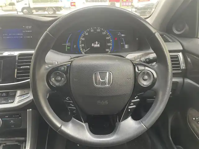 ホンダ アコード ハイブリッド LX 福岡県 2013(平25)年 12.3万km ホワイトオーキッドパール 純正ディーラーナビ/・Bluetooth/・フルセグTV/・CD/DVD/・AM/FM/・USB/・AUX/クルーズコントロール/ハンズフリー/横滑り防止システム/オートライト/フォグランプ/電動格納ミラー/パワーシート（D/N）/ビルトインETC/ドライブレコーダー前後/EVモード/純正フロアマット/社外アルミホイール/保証書/取扱説明書/スペアキー×１/プッシュスタート