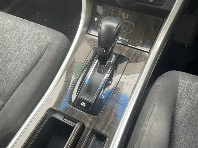 ホンダ アコード ハイブリッド LX 福岡県 2013(平25)年 12.3万km ホワイトオーキッドパール 純正ディーラーナビ/・Bluetooth/・フルセグTV/・CD/DVD/・AM/FM/・USB/・AUX/クルーズコントロール/ハンズフリー/横滑り防止システム/オートライト/フォグランプ/電動格納ミラー/パワーシート（D/N）/ビルトインETC/ドライブレコーダー前後/EVモード/純正フロアマット/社外アルミホイール/保証書/取扱説明書/スペアキー×１/プッシュスタート