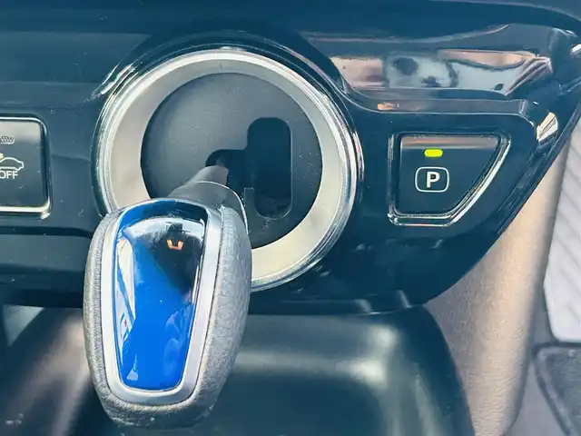 トヨタ プリウス Sセーフティプラス 岡山県 2016(平28)年 13.2万km ホワイトパールクリスタルシャイン (株)IDOMが運営する【じしゃロン岡山店】の自社ローン対象車両になります。こちらは現金ご利用時の価格です。自社ローンご希望の方は別途その旨お申付け下さい。/＊モデリスタエアロ/＊純正ナビ/＊バックカメラ/＊ヘッドアップディスプレイ/＊パーキングアシストシステム/＊レーダークルーズコントロール/＊フルセグテレビ/＊アイドリングストップ/＊ETC/＊プッシュスタート