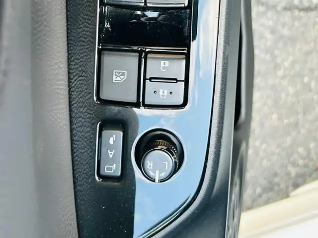 トヨタ プリウス Sセーフティプラス 岡山県 2016(平28)年 13.2万km ホワイトパールクリスタルシャイン (株)IDOMが運営する【じしゃロン岡山店】の自社ローン対象車両になります。こちらは現金ご利用時の価格です。自社ローンご希望の方は別途その旨お申付け下さい。/＊モデリスタエアロ/＊純正ナビ/＊バックカメラ/＊ヘッドアップディスプレイ/＊パーキングアシストシステム/＊レーダークルーズコントロール/＊フルセグテレビ/＊アイドリングストップ/＊ETC/＊プッシュスタート