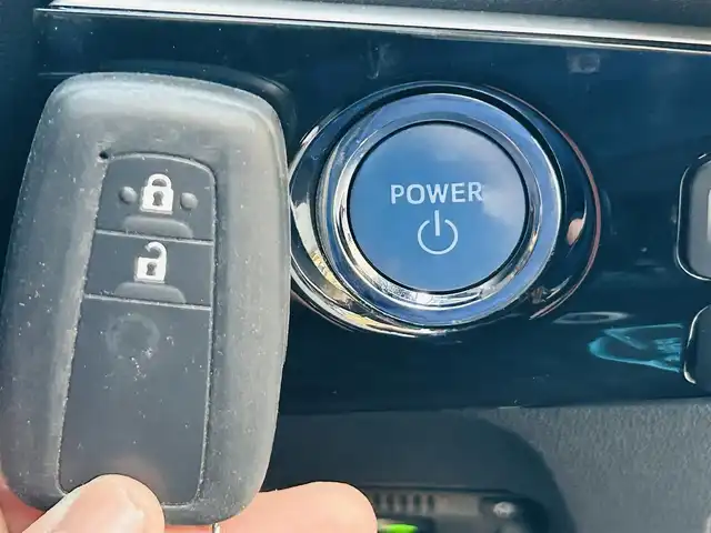 トヨタ プリウス Sセーフティプラス 岡山県 2016(平28)年 13.2万km ホワイトパールクリスタルシャイン (株)IDOMが運営する【じしゃロン岡山店】の自社ローン対象車両になります。こちらは現金ご利用時の価格です。自社ローンご希望の方は別途その旨お申付け下さい。/＊モデリスタエアロ/＊純正ナビ/＊バックカメラ/＊ヘッドアップディスプレイ/＊パーキングアシストシステム/＊レーダークルーズコントロール/＊フルセグテレビ/＊アイドリングストップ/＊ETC/＊プッシュスタート