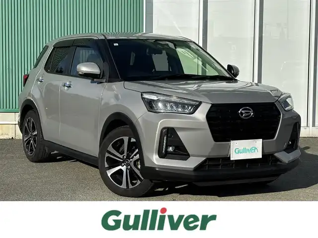 ダイハツ ロッキー プレミアム G 福岡県 2023(令5)年 2.8万km グレーマイカM ビルトインETC/クルーズコントロール(追従あり)/前後コーナーセンサー/前方ドラレコ/LEDオートライト/オートマチックハイビーム/ディスプレイオーディオ/・BT/・フルセグTV/・全方位カメラ/・Apple Car Play/衝突被害軽減システム/レーンキープアシスト/スマートキー/スペアキー/純正フロアマット/純正AW/ハーフレザーシート/シートヒーター(D＋N席)