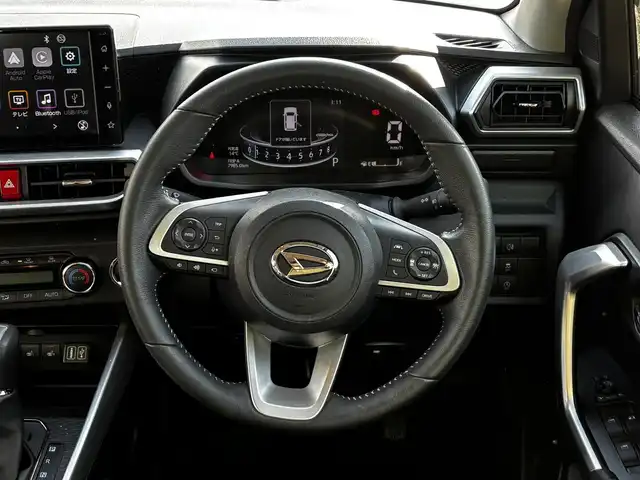 ダイハツ ロッキー プレミアム G 福岡県 2023(令5)年 2.8万km グレーマイカM ビルトインETC/クルーズコントロール(追従あり)/前後コーナーセンサー/前方ドラレコ/LEDオートライト/オートマチックハイビーム/ディスプレイオーディオ/・BT/・フルセグTV/・全方位カメラ/・Apple Car Play/衝突被害軽減システム/レーンキープアシスト/スマートキー/スペアキー/純正フロアマット/純正AW/ハーフレザーシート/シートヒーター(D＋N席)