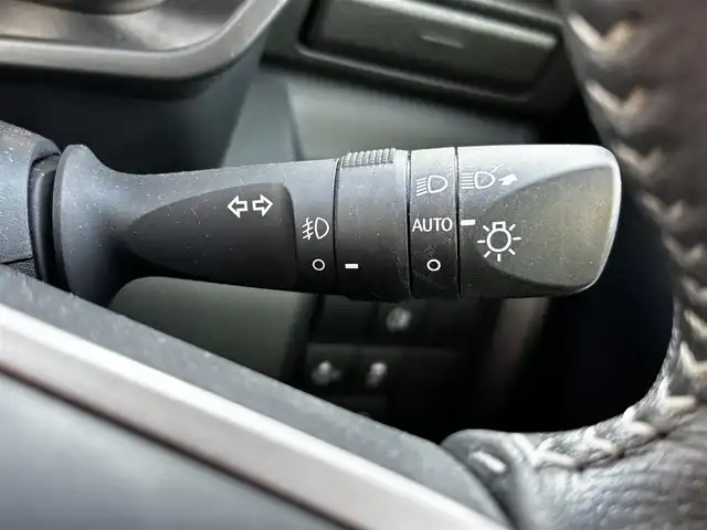 ダイハツ ロッキー プレミアム G 福岡県 2023(令5)年 2.8万km グレーマイカM ビルトインETC/クルーズコントロール(追従あり)/前後コーナーセンサー/前方ドラレコ/LEDオートライト/オートマチックハイビーム/ディスプレイオーディオ/・BT/・フルセグTV/・全方位カメラ/・Apple Car Play/衝突被害軽減システム/レーンキープアシスト/スマートキー/スペアキー/純正フロアマット/純正AW/ハーフレザーシート/シートヒーター(D＋N席)