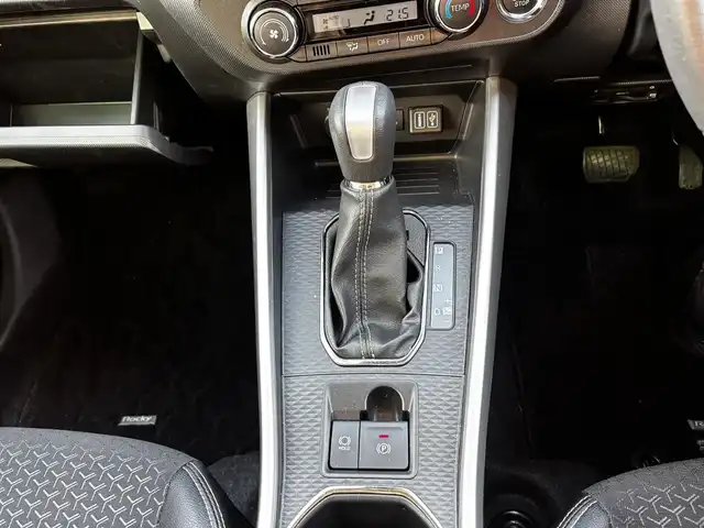 ダイハツ ロッキー プレミアム G 福岡県 2023(令5)年 2.8万km グレーマイカM ビルトインETC/クルーズコントロール(追従あり)/前後コーナーセンサー/前方ドラレコ/LEDオートライト/オートマチックハイビーム/ディスプレイオーディオ/・BT/・フルセグTV/・全方位カメラ/・Apple Car Play/衝突被害軽減システム/レーンキープアシスト/スマートキー/スペアキー/純正フロアマット/純正AW/ハーフレザーシート/シートヒーター(D＋N席)