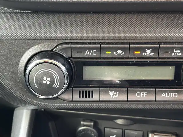 ダイハツ ロッキー プレミアム G 福岡県 2023(令5)年 2.8万km グレーマイカM ビルトインETC/クルーズコントロール(追従あり)/前後コーナーセンサー/前方ドラレコ/LEDオートライト/オートマチックハイビーム/ディスプレイオーディオ/・BT/・フルセグTV/・全方位カメラ/・Apple Car Play/衝突被害軽減システム/レーンキープアシスト/スマートキー/スペアキー/純正フロアマット/純正AW/ハーフレザーシート/シートヒーター(D＋N席)