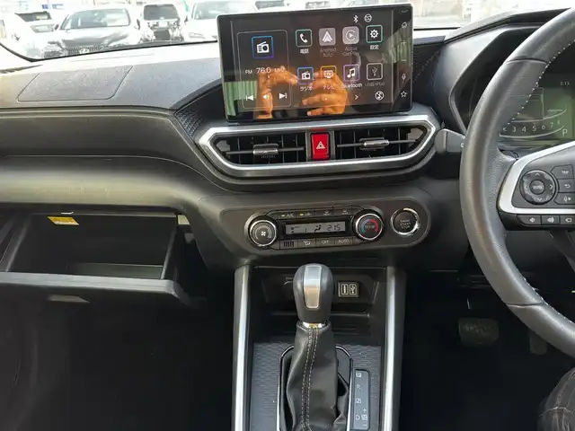 ダイハツ ロッキー プレミアム G 福岡県 2023(令5)年 2.8万km グレーマイカM ビルトインETC/クルーズコントロール(追従あり)/前後コーナーセンサー/前方ドラレコ/LEDオートライト/オートマチックハイビーム/ディスプレイオーディオ/・BT/・フルセグTV/・全方位カメラ/・Apple Car Play/衝突被害軽減システム/レーンキープアシスト/スマートキー/スペアキー/純正フロアマット/純正AW/ハーフレザーシート/シートヒーター(D＋N席)