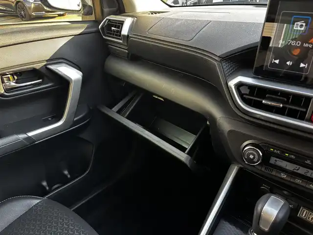 ダイハツ ロッキー プレミアム G 福岡県 2023(令5)年 2.8万km グレーマイカM ビルトインETC/クルーズコントロール(追従あり)/前後コーナーセンサー/前方ドラレコ/LEDオートライト/オートマチックハイビーム/ディスプレイオーディオ/・BT/・フルセグTV/・全方位カメラ/・Apple Car Play/衝突被害軽減システム/レーンキープアシスト/スマートキー/スペアキー/純正フロアマット/純正AW/ハーフレザーシート/シートヒーター(D＋N席)