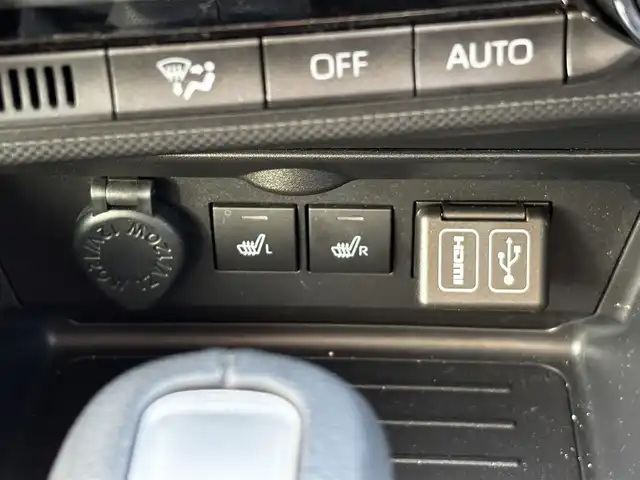 ダイハツ ロッキー プレミアム G 福岡県 2023(令5)年 2.8万km グレーマイカM ビルトインETC/クルーズコントロール(追従あり)/前後コーナーセンサー/前方ドラレコ/LEDオートライト/オートマチックハイビーム/ディスプレイオーディオ/・BT/・フルセグTV/・全方位カメラ/・Apple Car Play/衝突被害軽減システム/レーンキープアシスト/スマートキー/スペアキー/純正フロアマット/純正AW/ハーフレザーシート/シートヒーター(D＋N席)