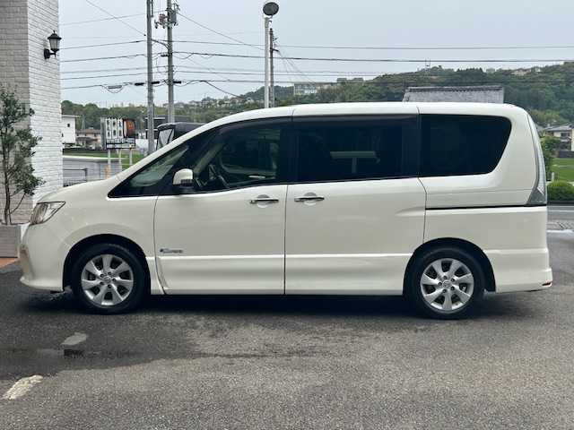 日産 セレナ ハイウェイスター Sハイブリッド 高知県 2012(平24)年 7.6万km ブリリアントホワイトパール (株)IDOMが運営する【じしゃロン高知店】の自社ローン専用車両になります。こちらは現金またはオートローンご利用時の価格です。自社ローンご希望の方は別途その旨お申付け下さい