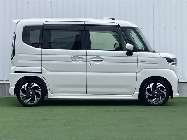 スズキ スペーシア カスタム HYBRID XS 香川県 2024(令6)年 1.2万km ピュアホワイトP 登録時走行距離：11824km/メーカー純正メモリナビ/　CD DVD BT フルセグTV/全方位カメラ/両側パワースライドドア/デュアルセンサーブレーキサポート/レーンキープアシスト/レーダークルーズコントロール/ヘッドアップディスプレイ/クリアランスソナー/LEDヘッドライト/オートライト/フォグランプ/前後ドライブレコーダー/ビルトインETC2.0/ハーフレザーシート/シートヒーター/革巻きステアリング/ステアリングヒーター/電子パーキングブレーキ/後席ロールサンシェード/サーキュレーター/アイドリングストップ/横滑り防止装置/プッシュスタート/スマートキー/スペアキー/新車時保証書/取扱説明書