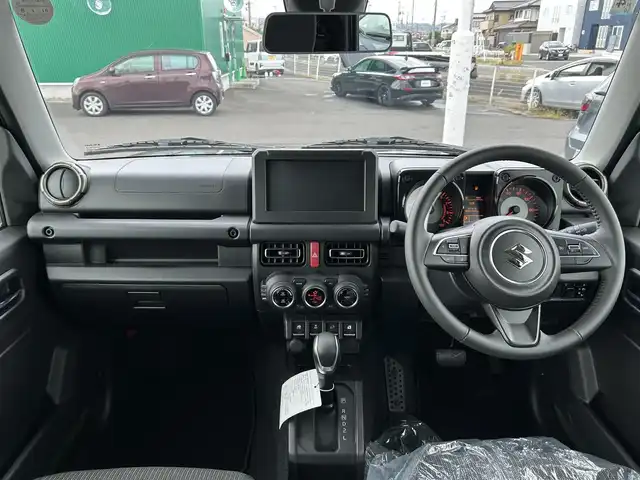 スズキ ジムニー XC 宮城県 2025(令7)年 0.1千km ジャングルグリーン セーフティサポート/・デュアルセンサーブレーキサポート/・車線逸脱警報機能/・ふらつき警報機能/・先行車発進お知らせ機能/・標識認識機能/・ハイビームアシスト/リアパーキングセンサー/シートヒーター/革巻きステアリング/クルーズコントロール/LEDヘッドライト/フォグランプ/オートライト/スマートキー＆プッシュスタート/電動格納ミラー/純正16インチAW/純正フロアマット/W/サイド/カーテンエアバッグ