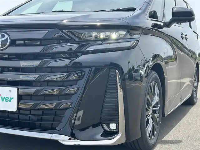 トヨタ ヴェルファイア Z プレミア 佐賀県 2025(令7)年 0.1万km未満 ブラック 登録済未使用車/登録時走行距離9km/左右独立ムーンルーフ/純正14型ディスプレイオーディオ/・HDMI/BT/AM/FM/フルセグTV/・Apple Car Play/Android Auto/パノラミックビューモニター/純正14型リヤシートエンターテインメントシステム/ビルトインETC2.0/純正前後ドライブレコーダー/黒革シート/・DN、セカンド席パワーシート/・DNセカンド席シートヒーター/ベンチレーション/・マイコンプリセットドライビングポジションシステム/革巻きステアリング【木目調】/・ステアリングヒーター/・パドルシフト/両側パワースライドドア/パワーバックドア/デジタルインナーミラー/カラーヘッドアップディスプレイ/後席用パワーサイドサンシェード/電動パーキングブレーキ/アクセサリーコンセント/置くだけ充電/純正19インチアルミホイール/3眼LEDヘッドランプ/アダプティブハイビームシステム/Toyota Safety Sence/・PCS/LTA/FCTA/・レーダークルーズコントロール/・パーキングサポートブレーキ/・ブラインドスポットモニター/・Advanced Park/新車保証書・取扱説明書/スペアキー1本