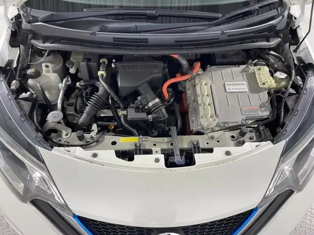 日産 ノート e－パワー メダリスト 神奈川県 2016(平28)年 5.4万km ブリリアントホワイトパール 純正7型SDナビゲーション【MM316D-W】/AM FM フルセグ CD DVD SD Bluetooth/アラウンドビューモニター/レーンキープアシスト/前方ドライブレコーダー/インテリジェントルームミラー/ハーフレザーシート/シートリフター/革巻きステアリング/ステアリングリモコン/純正フロアマット/LEDヘッドライト/オートライト/オートマチックハイビーム/フォグランプ/スマートキー/プッシュスタート