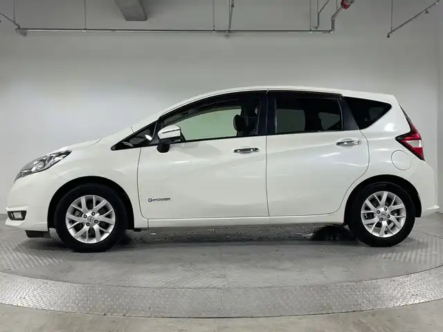 日産 ノート e－パワー メダリスト 神奈川県 2016(平28)年 5.4万km ブリリアントホワイトパール 純正7型SDナビゲーション【MM316D-W】/AM FM フルセグ CD DVD SD Bluetooth/アラウンドビューモニター/レーンキープアシスト/前方ドライブレコーダー/インテリジェントルームミラー/ハーフレザーシート/シートリフター/革巻きステアリング/ステアリングリモコン/純正フロアマット/LEDヘッドライト/オートライト/オートマチックハイビーム/フォグランプ/スマートキー/プッシュスタート