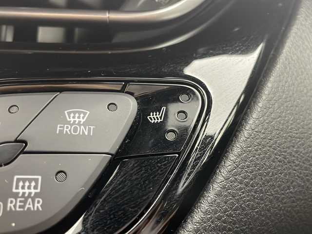 トヨタ Ｃ－ＨＲ G 茨城県 2018(平30)年 6.6万km ホワイトパールクリスタルシャイン 純正９型ナビ　バックカメラ　シートヒーター　衝突軽減ブレーキ　車線逸脱警報装置　ＥＴＣ　ＬＥＤライト　オートハイビーム　ブラインドスポットモニター　アダプティブクルーズコントロール　スマートキー