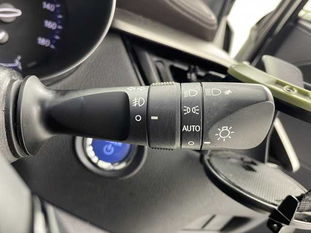 トヨタ Ｃ－ＨＲ G 茨城県 2018(平30)年 6.6万km ホワイトパールクリスタルシャイン 純正９型ナビ　バックカメラ　シートヒーター　衝突軽減ブレーキ　車線逸脱警報装置　ＥＴＣ　ＬＥＤライト　オートハイビーム　ブラインドスポットモニター　アダプティブクルーズコントロール　スマートキー