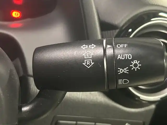 マツダ デミオ XD 愛知県 2018(平30)年 5.3万km ディープクリスタルブルーマイカ 禁煙車/ディーゼル/ターボ/純正7インチナビ/（AM/FM/Bluetooth/ワンセグTV/USB)/バックカメラ/i-ACTIVESENSE/・衝突軽減ブレーキ/・レーンキープアシスト/・オートマチックハイビーム/・パーキングセンサー/・ブラインドスポットモニター/ETC/アイドリングストップ/スマートキー/スペアキー1本/プッシュスタート/純正フロアマット/横滑り防止装置/電動格納ミラー