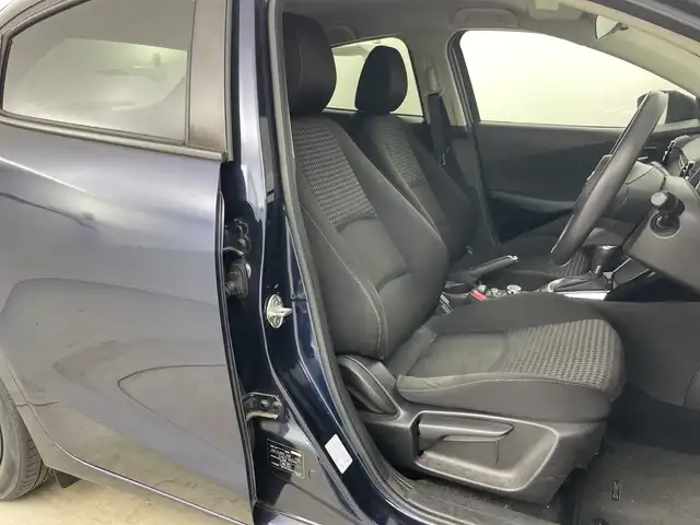 マツダ デミオ XD 愛知県 2018(平30)年 5.3万km ディープクリスタルブルーマイカ 禁煙車/ディーゼル/ターボ/純正7インチナビ/（AM/FM/Bluetooth/ワンセグTV/USB)/バックカメラ/i-ACTIVESENSE/・衝突軽減ブレーキ/・レーンキープアシスト/・オートマチックハイビーム/・パーキングセンサー/・ブラインドスポットモニター/ETC/アイドリングストップ/スマートキー/スペアキー1本/プッシュスタート/純正フロアマット/横滑り防止装置/電動格納ミラー