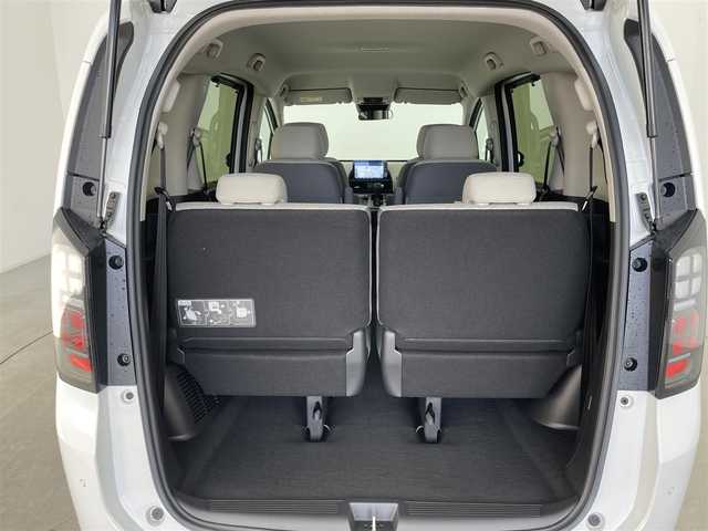ホンダ フリード AIR 富山県 2025(令7)年 0.1万km未満 プラチナホワイトパール 4WD/純正9型ナビ（AM/FM/BT/USB/フルセグ）/バックカメラ/衝突被害軽減システム/レーダークルーズコントロール/レーンキープアシスト/コーナーセンサー/横滑り防止装置/オートLEDライト/オートマチックハイビーム/両側パワースライドドア/シートヒーター/スマートキー
